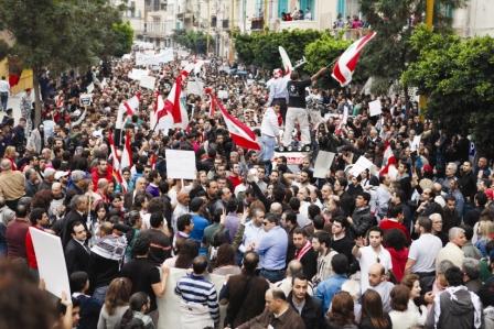 انصار سعد الحريري أثناء التظاهرة في ساحة الشهداء في وسط بيروت أمس